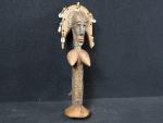 AFRIQUE - Figure de reliquaire en bois, plaques de laiton...