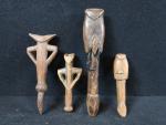 AFRIQUE. Lot de 4 sifflets en bois sculpté, Longueur :...