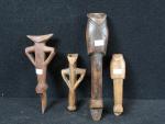 AFRIQUE. Lot de 4 sifflets en bois sculpté, Longueur :...