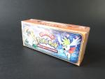 Carte Pokemon
Contenu : Coffret valisette comprenant 
- 2 Boosters Tempéte
- 2...