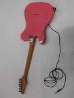 CORTI PERFORMER SERIES - Guitare électrique rose, dans une housse,...