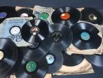 Important lot de disques vinyles, en majorité 80 tours, comprenant:...