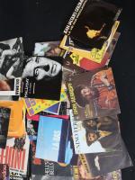 Important lot de disques vinyles 45 tours comprenant : Jean-Jacques...
