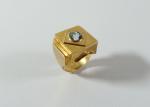 Bague chevalière en or 750 millièmes de forme cubique à...