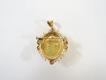 Broche-pendentif ovale en or jaune 750 millièmes sertie de demi-perles...