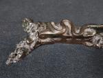 MACHE-BOUCHON - En fonte formant serpent en métal laqué noir....