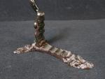 MACHE-BOUCHON - En fonte formant serpent en métal laqué noir....