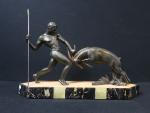 Statue d'un guerrier se battant avec une antilope en régule...