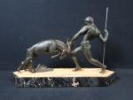 Statue d'un guerrier se battant avec une antilope en régule...