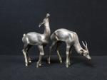 Une biche et une antilope en bronze argenté de style...
