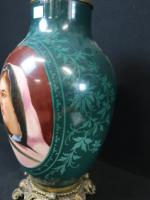 Vase balustre en céramique émaillée verte à décor en médaillon...