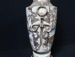 SATZUMA - Vase balustre à décor de personnages (usure).
Hauteur :...