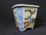 JAPON - Cache-pot en porcelaine céladon à décor d'arbres en...