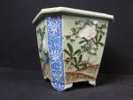 JAPON - Cache-pot en porcelaine céladon à décor d'arbres en...