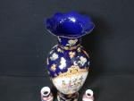 Grand vase en porcelaine de Chine moderne et trois petits...
