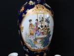 Grand vase en porcelaine de Chine moderne et trois petits...