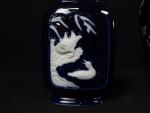 Vase en porcelaine bleue à décor de fleurs et d'un...