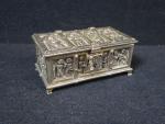 Petite boîte reliquaire en métal doré de style gothique à...