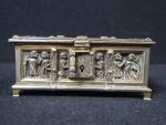 Petite boîte reliquaire en métal doré de style gothique à...
