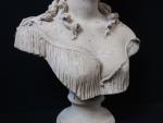 Buste de femme en résine sur piédouche imitation pierre.
Hauteur 65cm.