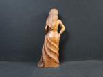 "Femme fatale", sculpture en bois exotique signée SV au dos...