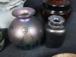 Réunion d'objets divers comprenant deux petits vases en verre teinté,...