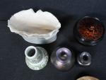 Réunion d'objets divers comprenant deux petits vases en verre teinté,...