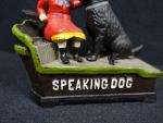 SPEAKING DOG - Une tirelire articulée en fonte peinte représentant...