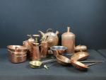 Lot d'objets en cuivre comprenant: une gamelle, un pulvérisateur d'horticulture,...