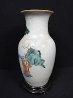 CHINE - Vase balustre en porcelaine à décor des émaux...