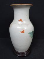 CHINE - Vase balustre en porcelaine à décor des émaux...