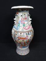 CHINE - Vase balustre en porcelaine à décor de scène...