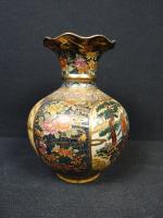 JAPON SATSUMA - Vase balustre à col corolle à décor...