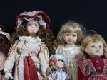 Réunion de onze poupées dont neuf de jeunes filles à...