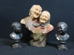 Réunion de sculptures comprenant : un couple de vieilles personnes...