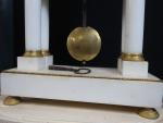 Pendule portique en albâtre et bronze doré signée LARCHER KLESSER...