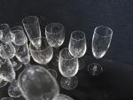 Ensemble de verres dépareillés comprenant : verres à pied ;...