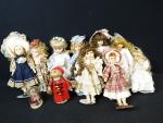 Collection de 10 poupées en porcelaine, travail moderne
ON JOINT -...