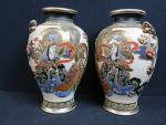 JAPON SATSUMA - Paire de vases balustre à décor de...