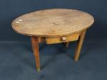 Petite table en bois massif, plateau ovale, un tiroir central...