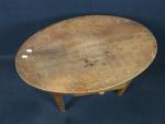 Petite table en bois massif, plateau ovale, un tiroir central...