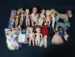 Petit colin, Barbie...lot de 12 poupées, peluches, etc.. en divers...