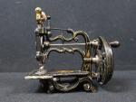 Charles Raymond, fin XIXème petite machine à coudre en fonte...