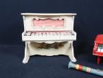 Petit piano droit métallophone en bois peint à décor floral,...