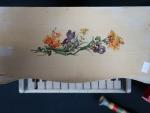 Petit piano droit métallophone en bois peint à décor floral,...