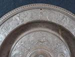 Grand plat circulaire de présentation "à la Tempérance" en bronze...