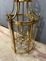 Grande lanterne de vestibule en laiton de forme cylindrique contenant...
