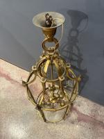 Grande lanterne de vestibule en laiton de forme cylindrique contenant...