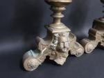 Paire de chenets aux Marmousets d'époque XVII's en bronze. Oxydations....