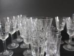 Service de verres en cristal 44 pièces motif à lancettes,...